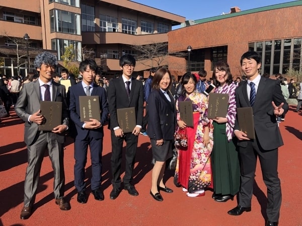 Sinh viên tham gia lễ tốt nghiệp tại đại học Tohoku Fukushi