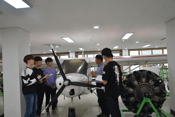 Sinh viên tham gia lớp kỹ thuật hàng không tại University of Gyeongnam Geochang