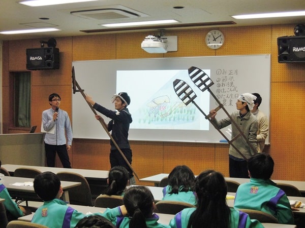 Sinh viên đại học Tezukayama tham gia thực tập với các em nhỏ