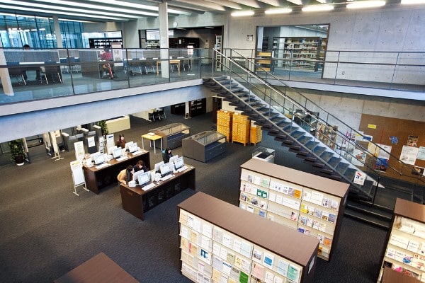 Thư viện hiện đại tại Trường Kokugakuin Nhật Bản
