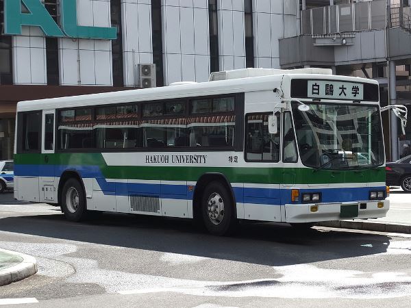Xe buýt đại học Hakuoh đón sinh viên từ ký túc xá