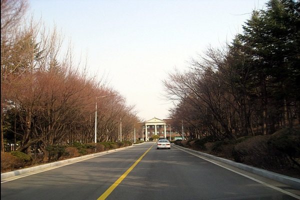 Lối vào trường Hợp tác xã Nông nghiệp Hàn Quốc