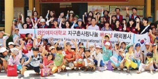 Sinh viên Gyeongin National University of Education tham gia hoạt động tình nguyện