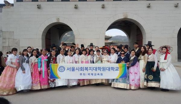Sinh viên cao học Phúc lợi Xã hội Seoul tham gia ngoại khóa tại Gyeongbokgung
