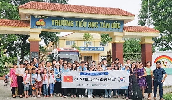Sinh viên trường tham gia hoạt động tình nguyện tại Việt Nam