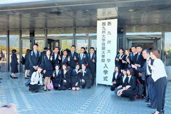 Sinh viên đại học Nishikyushu tham gia lễ nhập học