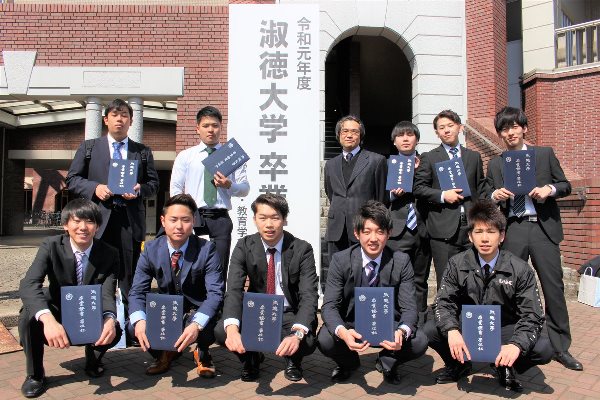 Sinh viên đại học Shukutoku tham gia lễ tốt nghiệp