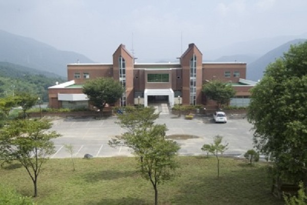 Tòa nhà chính của trường