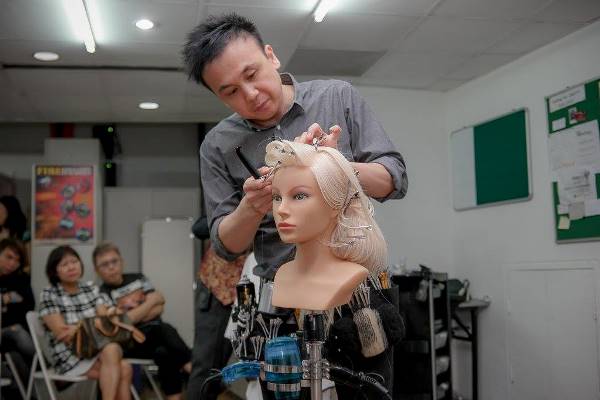 Mirror D' International College nổi tiếng về làm đẹp và tạo mẫu tóc