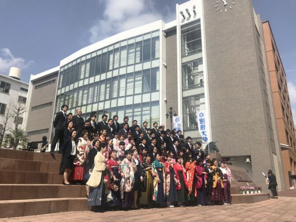 Sinh viên đại học Beppu tham gia lễ tốt nghiệp