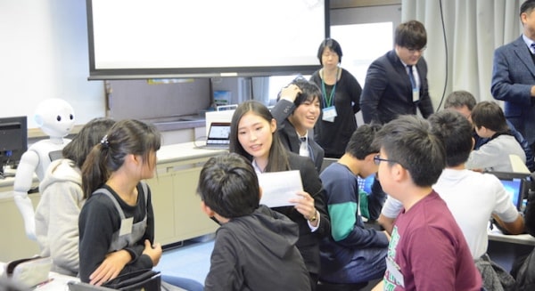 Sinh viên đại học Otemon Gakuin hoạt động ngoại khóa tại trường trung học