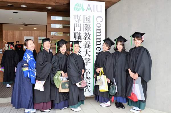 Sinh viên đại học Quốc tế Akita tham dự lễ tốt nghiệp
