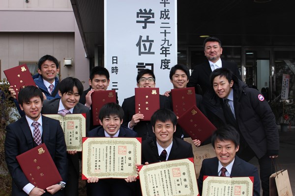 Sinh viên đại học Aomori tham dự lễ tốt nghiệp