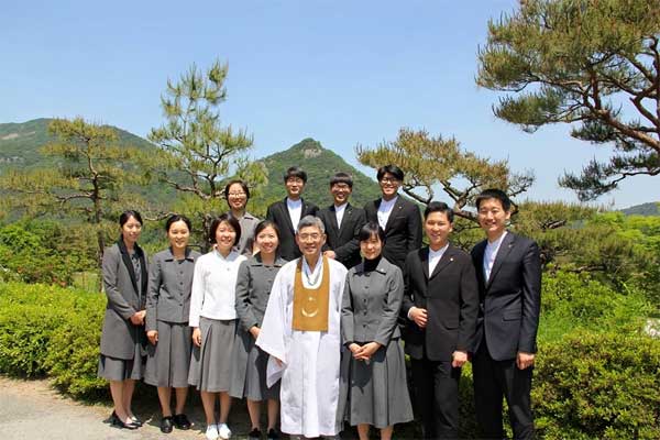 Giảng viên và sinh viên trường Phật giáo Youngsan