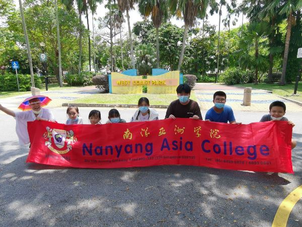 Học viên cao đẳng Nanyang Châu Á Singapore tham gia hoạt động tình nguyện