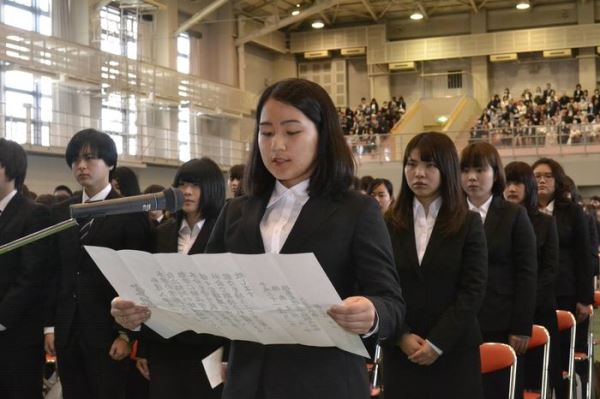 Sinh viên đại học Tokushima Bunri đọc lời tuyên thệ tại lễ nhập học