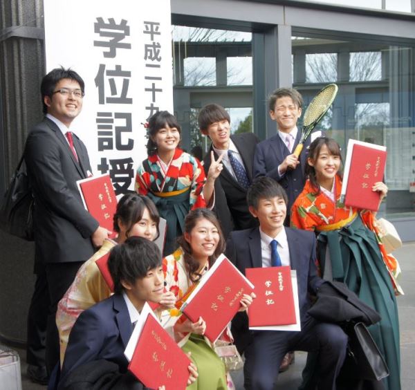 Sinh viên tham dự lễ tốt nghiệp tại đại học Giáo dục Miyagi