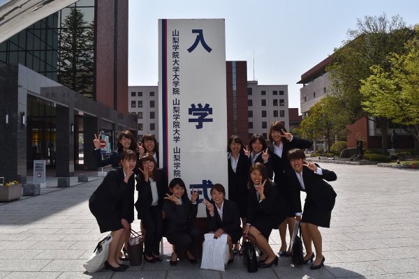 Sinh viên tham gia lễ nhập học tại đại học Yamanashi Gakuin