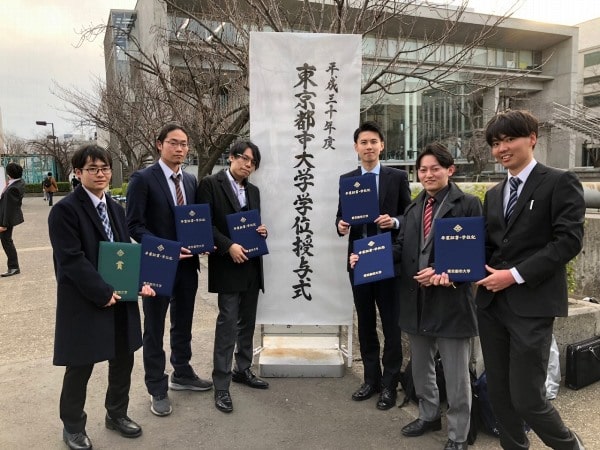 Sinh viên đại học Thành phố Tokyo tham gia lễ tốt nghiệp