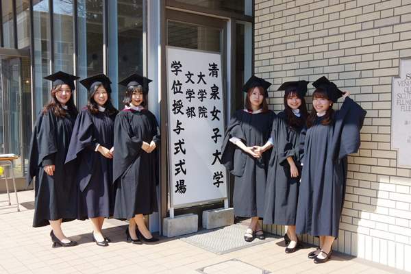 Sinh viên tham dự lễ tốt nghiệp tại đại học Seisen