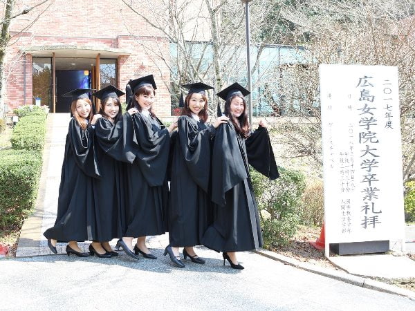 Sinh viên đại học Hiroshima Jogakuin trong ngày tốt nghiệp