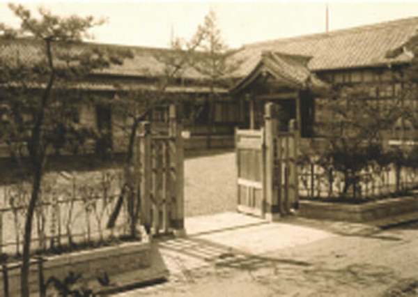 Tezukayama Gakuin University những năm đầu hoạt động