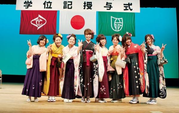 Sinh viên đại học Takamatsu tham dự lễ tốt nghiệp