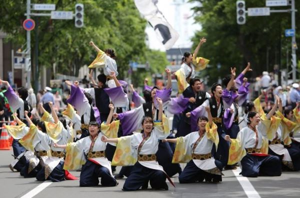 Sinh viên đại học Hokusho trường tham gia lễ hội Yosakoi