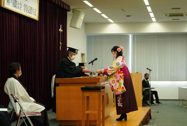Sinh viên đại học Quốc tế Kobe nhận bằng tốt nghiệp