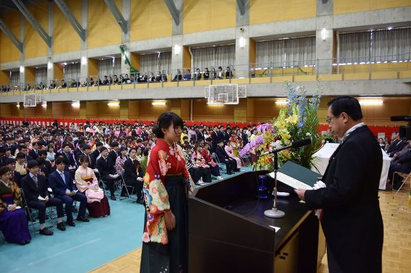 Sinh viên đại học Hokkaido Bunkyo nhận bằng tốt nghiệp