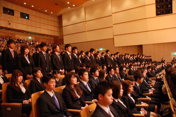 Tân sinh viên tham dự lễ nhập học tại đại học Công lập Aomori