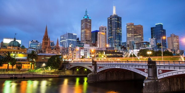 Thành phố Melbourne về đêm nơi đặt các trụ sở chính của Victoria university
