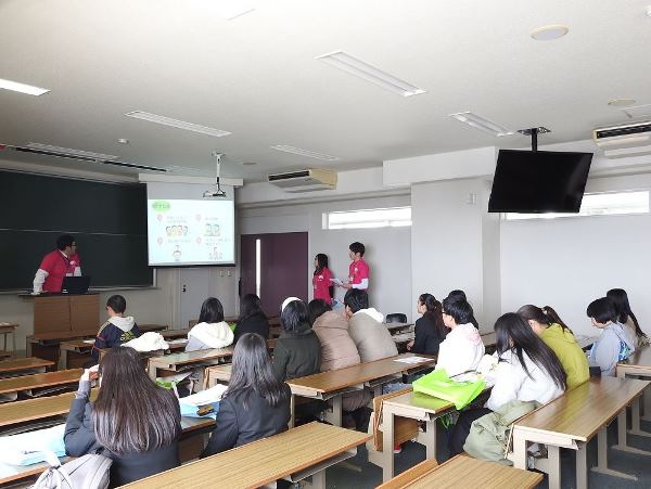 Học sinh tham quan và tìm hiểu Ashiya University