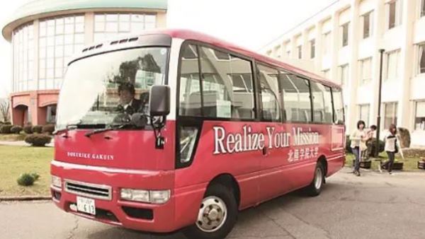 Sinh viên có thể sử dụng xe buýt miễn phí của đại học Hokuriku Gakuin