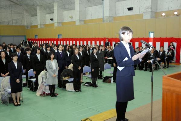 Sinh viên đại học Nghệ thuật Akita đọc lời tuyên thệ trong lễ nhập học