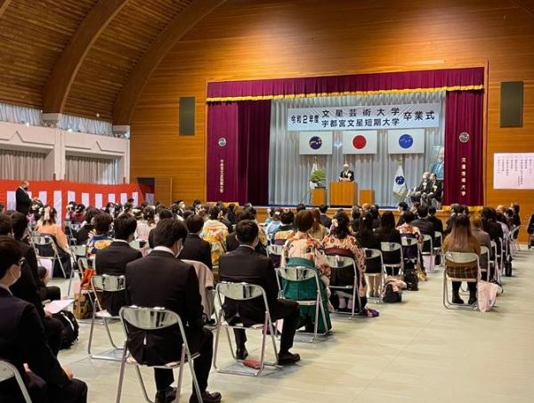 Sinh viên đại học Nghệ thuật Bunsei tham dự lễ tốt nghiệp