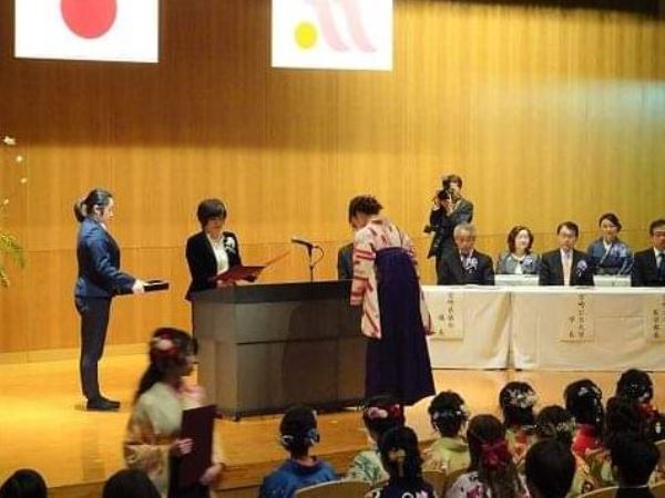 Sinh viên đại học Điều dưỡng Tỉnh Miyazaki nhận bằng tốt nghiệp