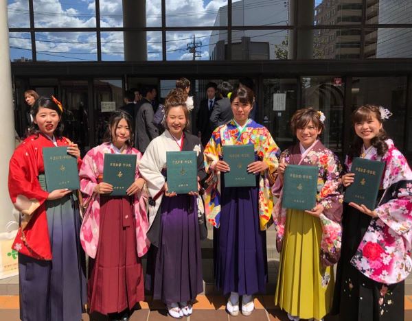 Sinh viên đại học Kyoei nhận bằng tốt nghiệp