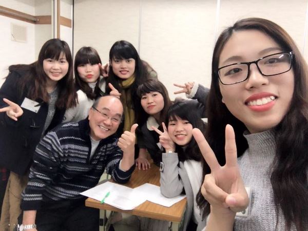 Bạn Ngọc Vũ (ngoài cùng bên phải) - sinh viên MAP cùng bạn học và thầy chủ nhiệm tại Yamate Japanese Language School