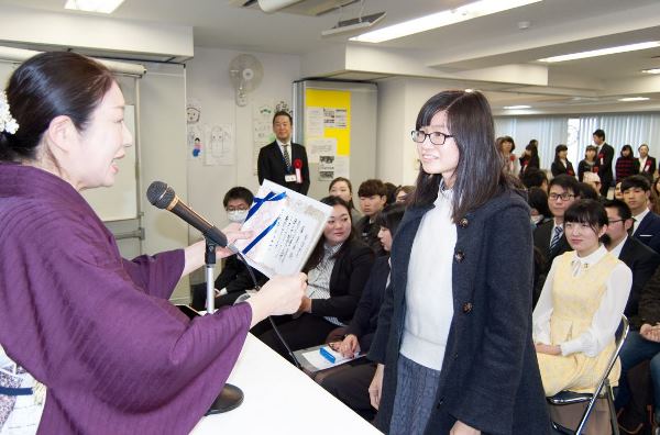 Học viên học viện Nghề nghiệp Mitsumine nhận học bổng