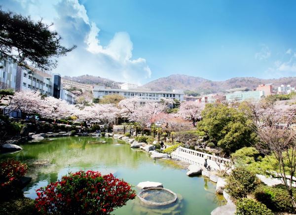 Khuôn viên trường Kyungnam đẹp nên thơ vào mùa xuân