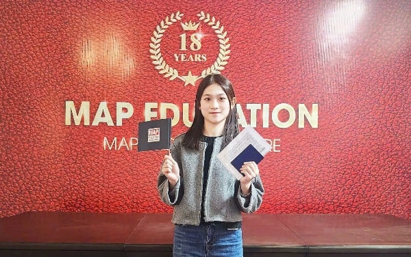 Lương Mai Thảo Nguyên với tấm visa đến CNU trong tay