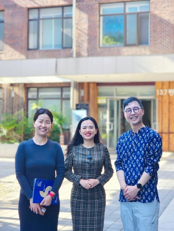 MAP và Phòng hợp tác quốc tế của trường ĐH Quốc gia Seoul chụp ảnh lưu niệm tại khuôn viên học xá Gwanak tọa lạc tại quận Gwanak, Seoul