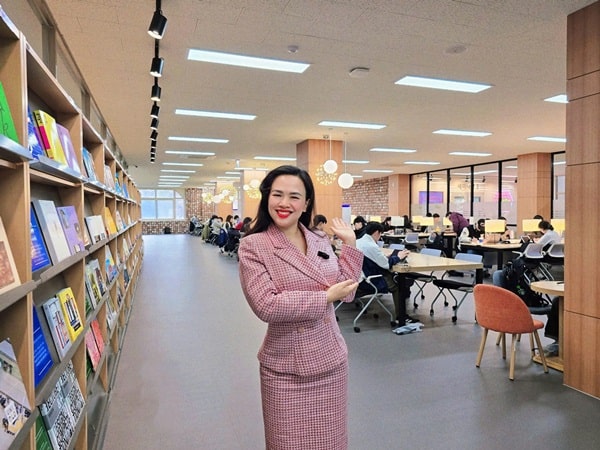 Một góc khác của thư viện trường dành cho sinh viên