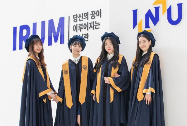 Sinh viên dự lễ tốt nghiệp hệ đại học tại INU