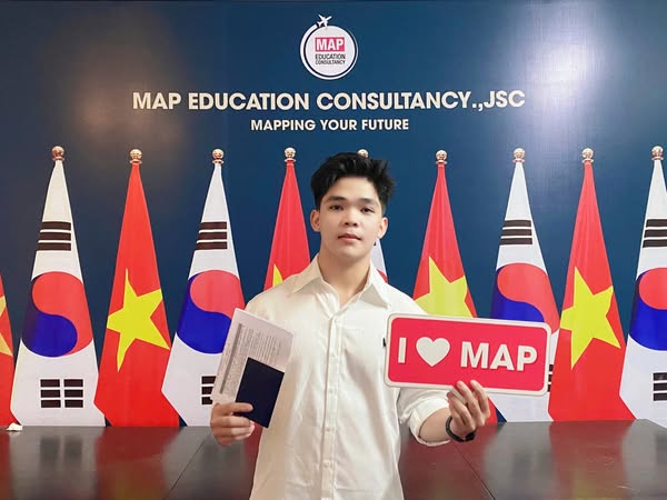 Trần Mạnh Quân và tấm visa đến Đại học Quốc gia Pukyong trên tay