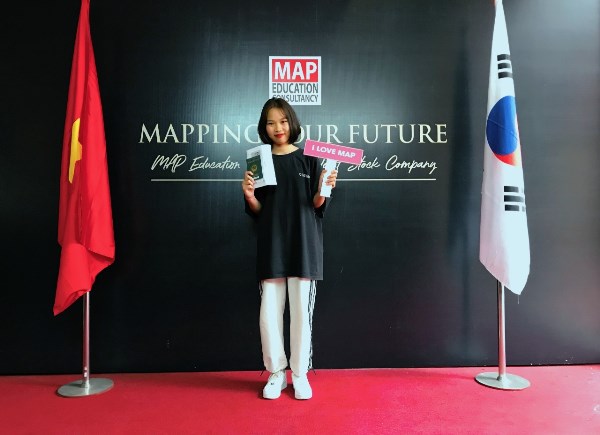 Trang Nguyễn rạng rỡ nhận visa đến Anyang University