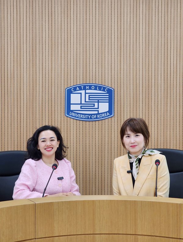 Trưởng phòng quan hệ quốc tế của Đại học Catholic cùng đại diện MAP