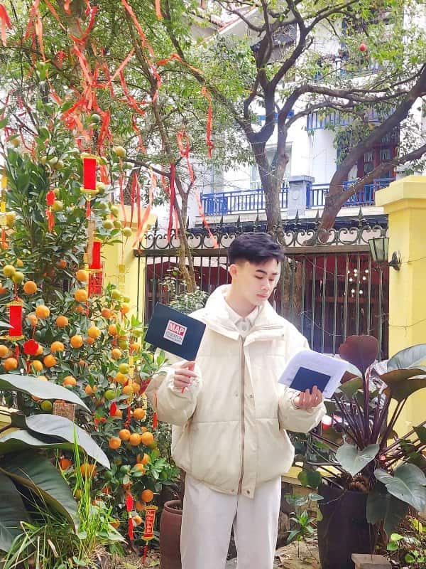 Vũ Đăng Khoa cầm trên tay tấm visa đến CUK