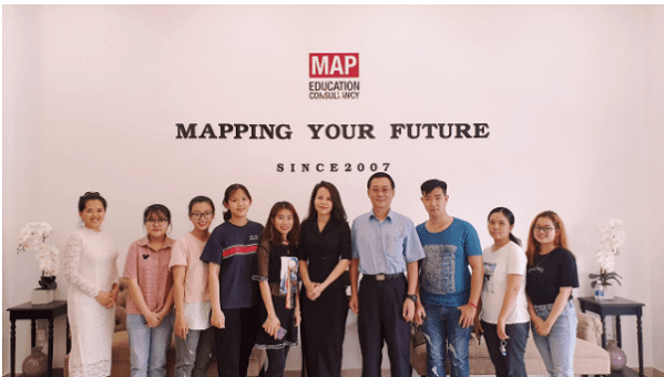 Giáo sư Bright Liao, đại diện MAP và các bạn học sinh tham dự hội thảo